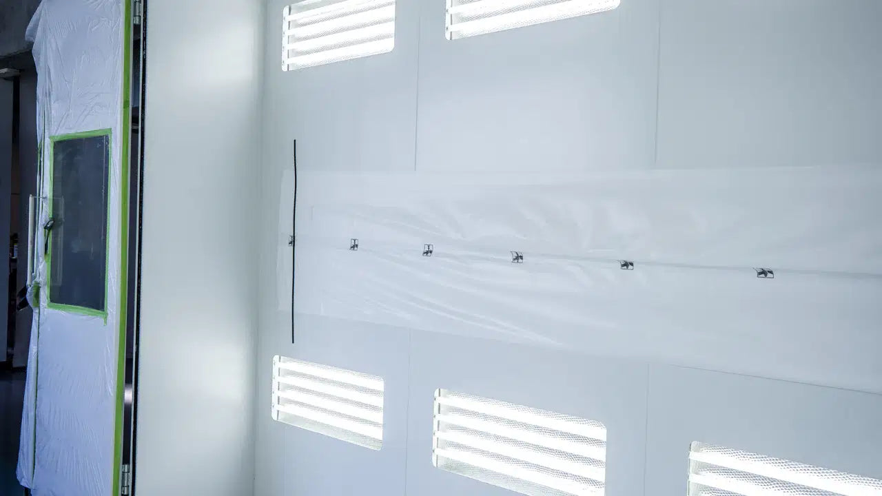 FINIXA Bieg- und schneidbare Magnetstreifen 100 cm Anwendungsbeispiel an einer Lackierkabinenwand mit Schutzfolie